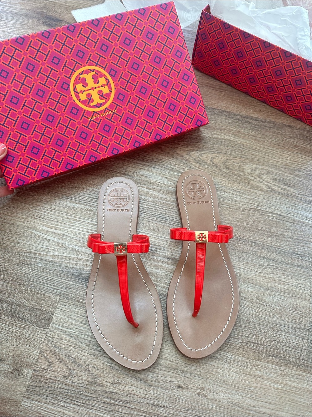 Brand New Tory Burch Red Leighanne Flat Patent Saffiano Sandals Size 8